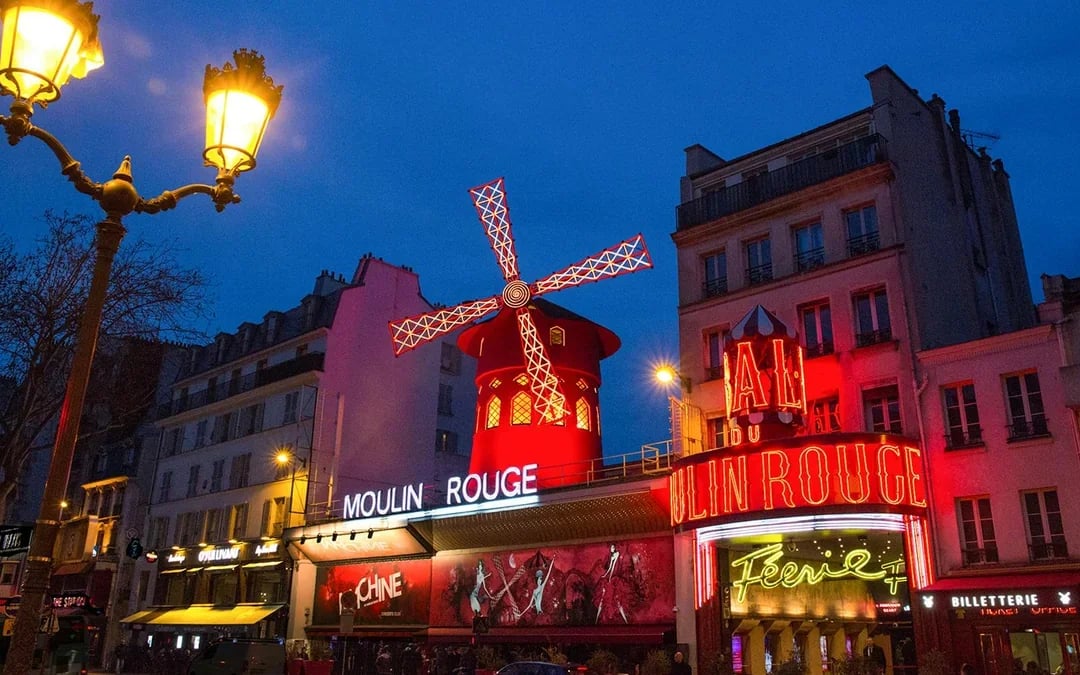 Seine River Cruise & Moulin Rouge Show with Champagne and Return Transfers Image 6