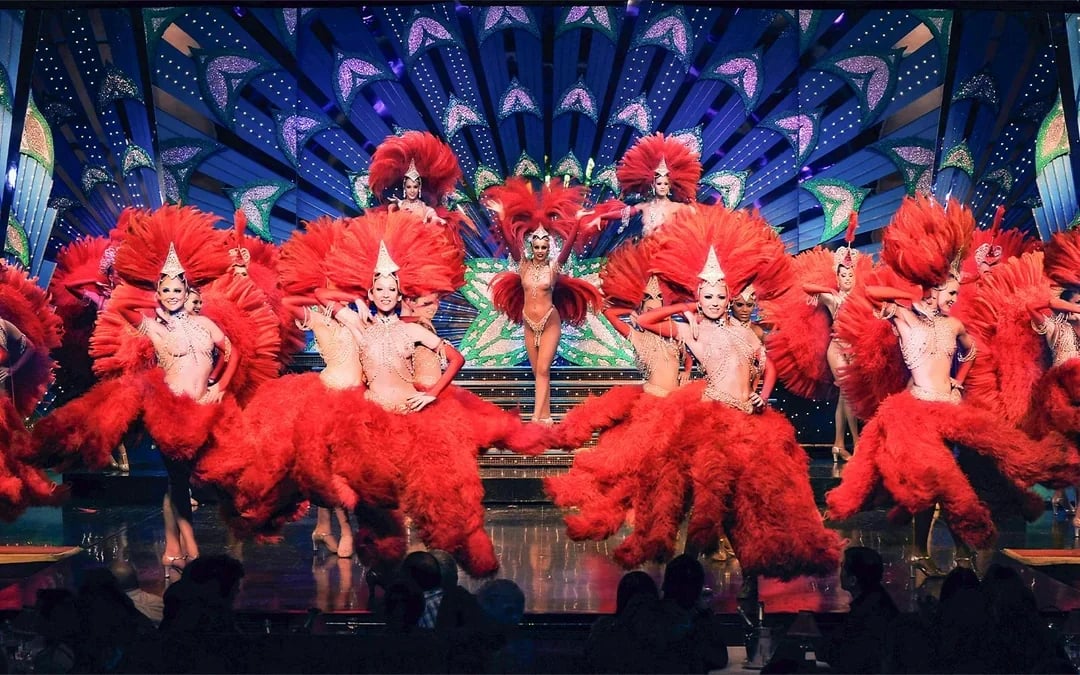 Seine River Cruise & Moulin Rouge Show with Champagne and Return Transfers Image 7