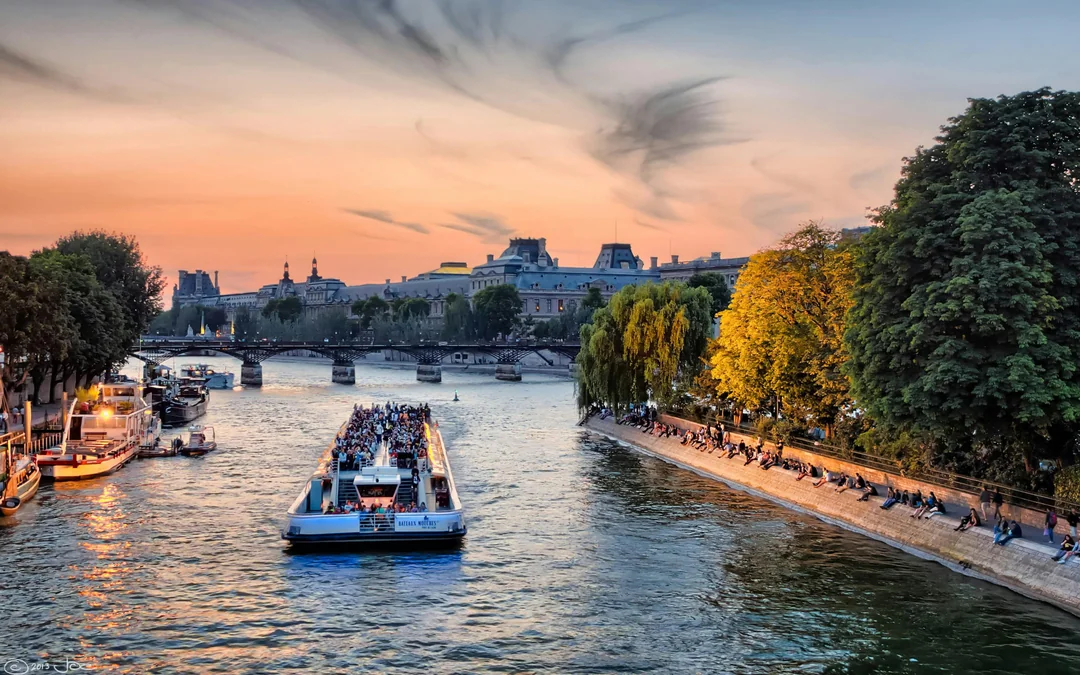 Seine River Cruise from Pont de l'Alma with Sparkling Champagne Image 1