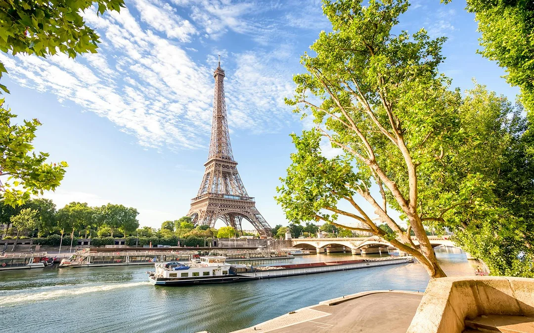 Seine River Cruise from Pont de l'Alma with Sparkling Champagne Image 4