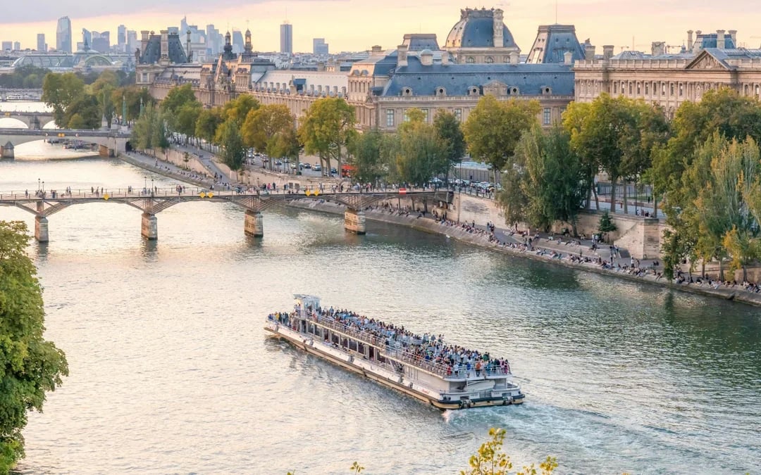 Seine River Cruise from Pont de l'Alma with Sparkling Champagne Image 5