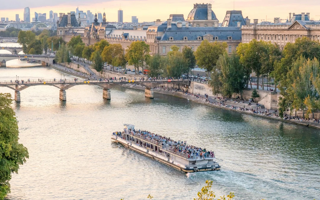 Seine River Cruise from Pont de l'Alma with Sparkling Champagne Image 5