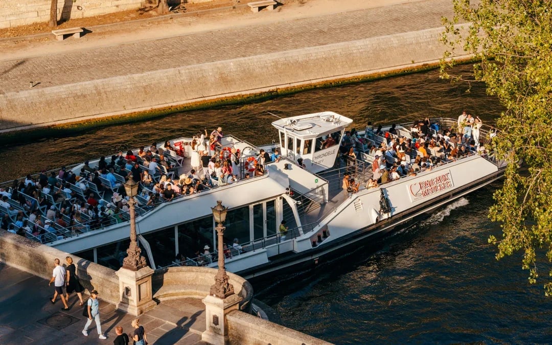 Seine River Cruise from Pont de l'Alma with Sparkling Champagne Image 8