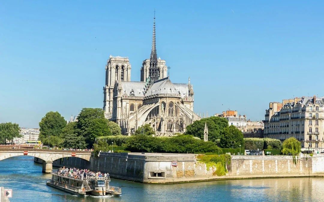 Seine River Cruise from Pont de l'Alma with Sparkling Champagne Image 9