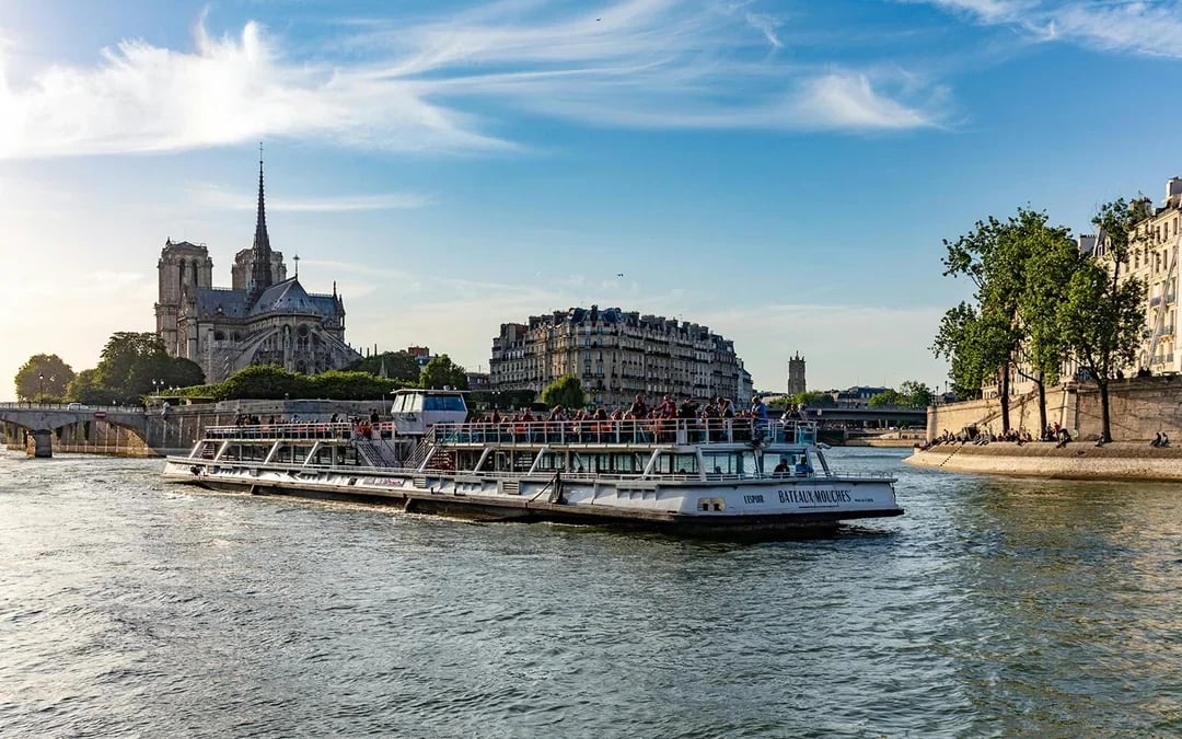 Seine River Cruise from Pont de l'Alma with Sparkling Champagne Image 10