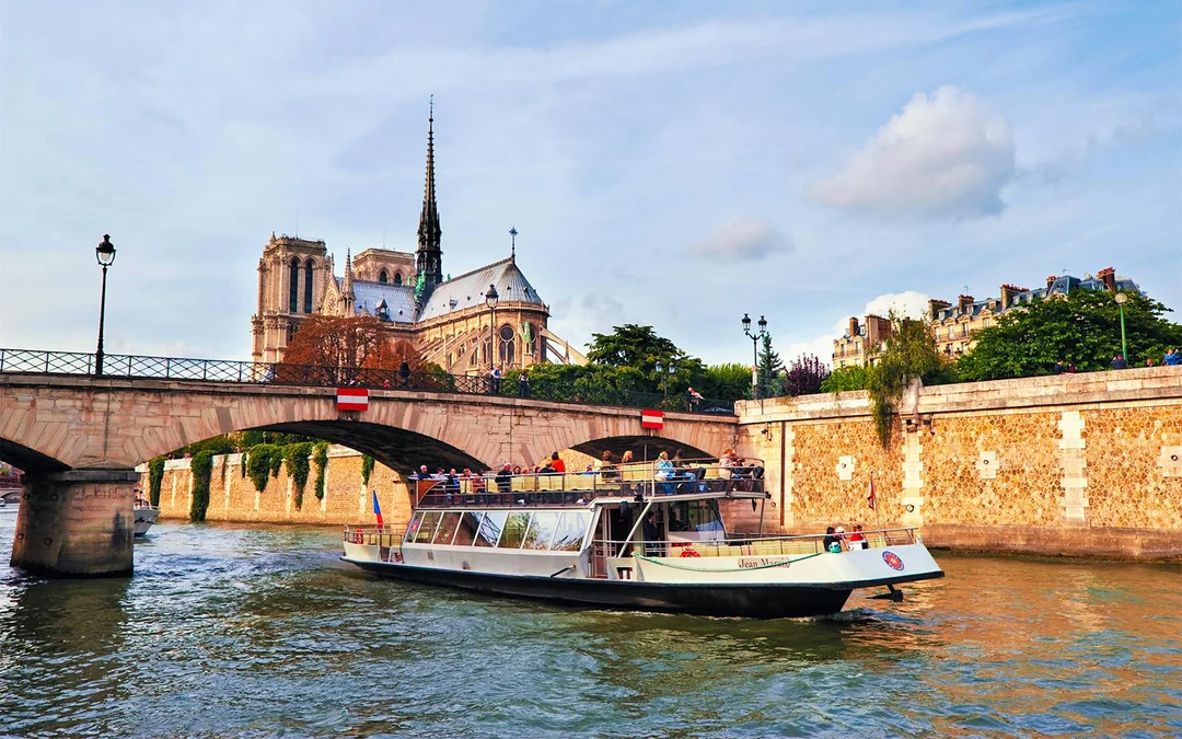 Seine River Cruise with Champagne from Notre-Dame Image 1