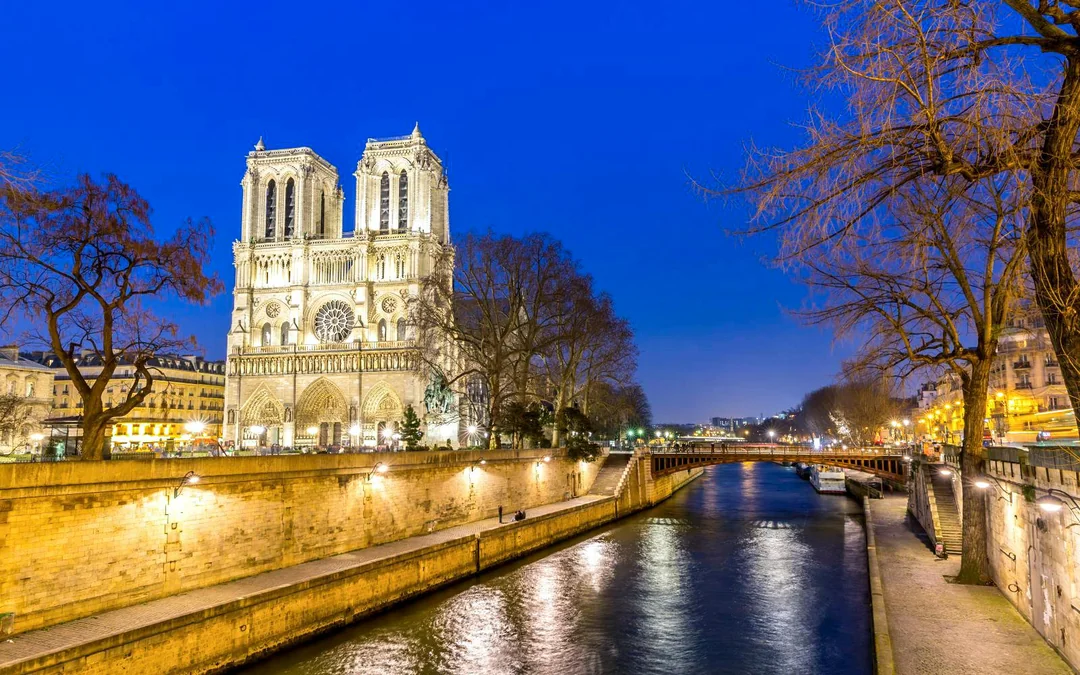 Seine River Cruise with Champagne from Notre-Dame Image 11