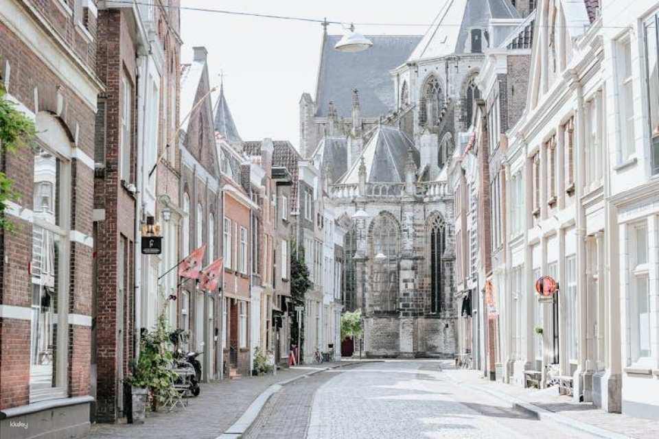 Self guided tour with interactive city game of Dordrecht