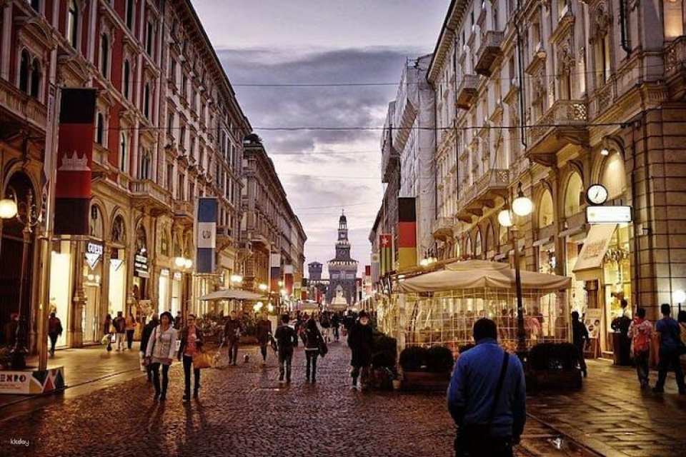 Self guided tour with interactive city game of Milan
