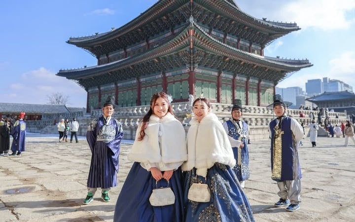 Seoul Private Hanbok Palace Photoshoot with Professional Photography and Edited Images Image 1