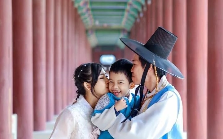 Seoul Private Hanbok Palace Photoshoot with Professional Photography and Edited Images Image 2
