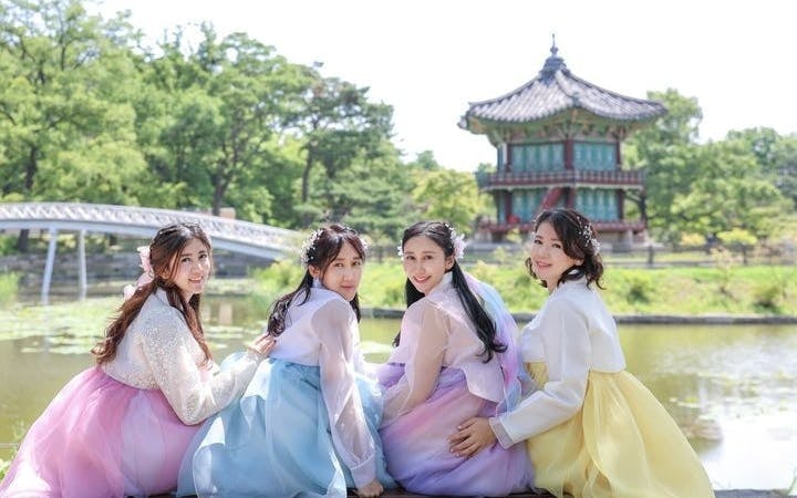 Seoul Private Hanbok Palace Photoshoot with Professional Photography and Edited Images Image 3