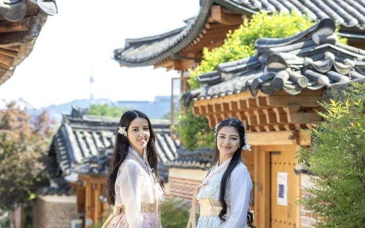 Seoul Private Hanbok Palace Photoshoot with Professional Photography and Edited Images Image 5