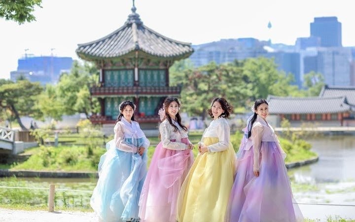 Seoul Private Hanbok Palace Photoshoot with Professional Photography and Edited Images Image 6