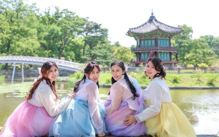 Seoul Private Hanbok Photoshoot at Gyeongbokgung Palace with All Original and Edited Photos Image 1