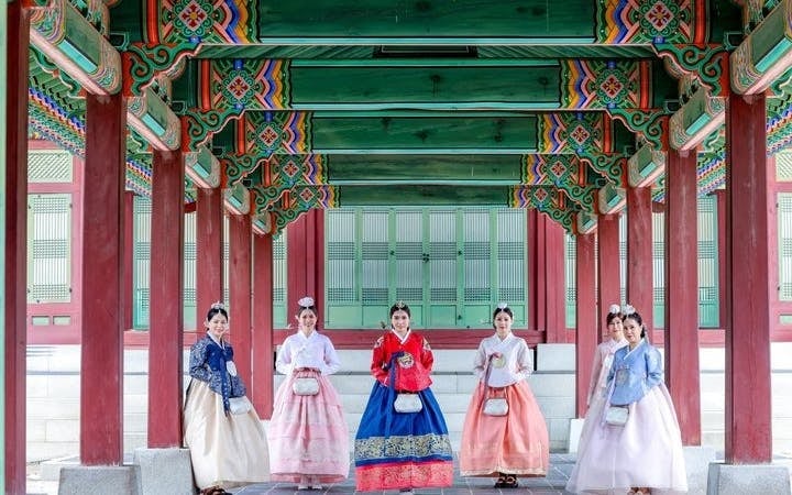 Seoul Private Hanbok Photoshoot at Gyeongbokgung Palace with All Original and Edited Photos Image 3
