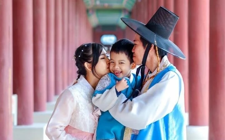 Seoul Private Hanbok Photoshoot at Gyeongbokgung Palace with All Original and Edited Photos Image 8