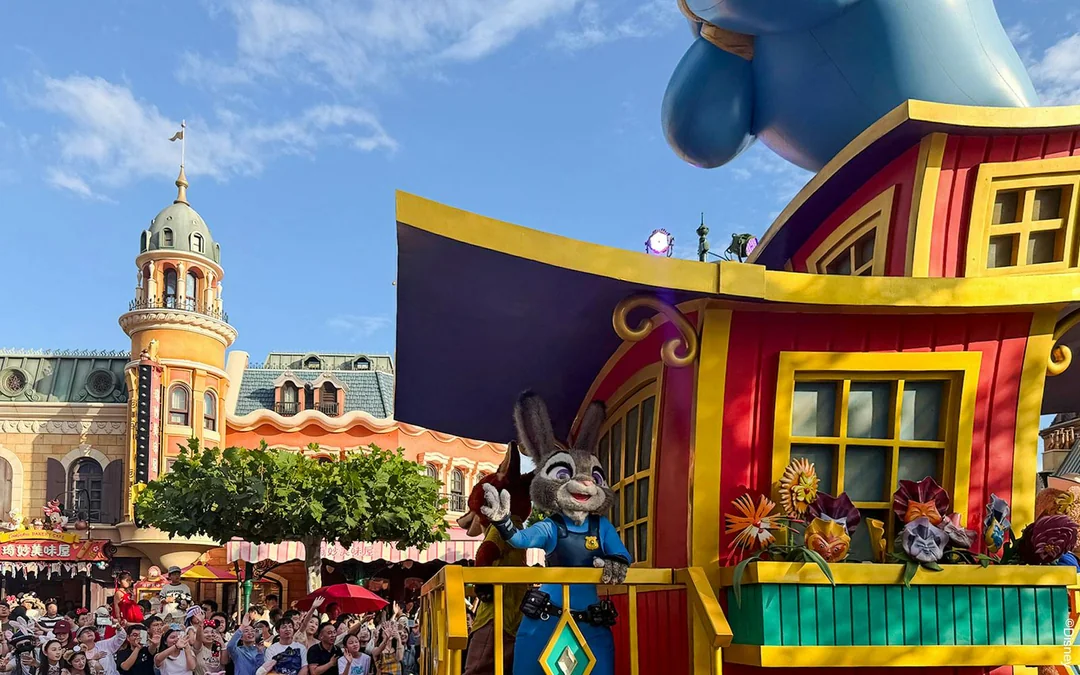 Shanghai Disneyland 1-Day Ticket with Premier Access (8 Attractions) Image 2