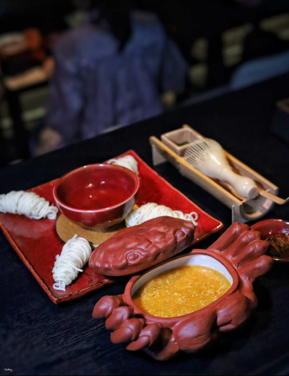 Shanghai Su Temple Crab Feast (an immersive crab feast featuring crab roe noodles and Dongpo pork inspired by Su Shi's poetry, near the Bund)