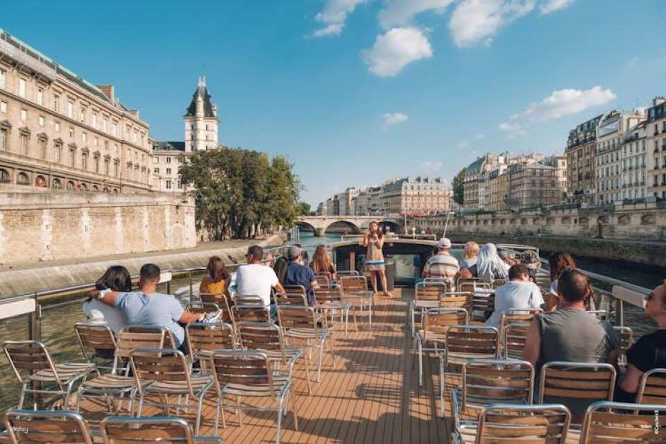 Sightseeing cruise tickets with live guide