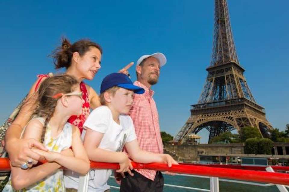 Sightseeing cruise on the Seine