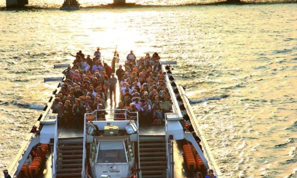 Sightseeing cruise on the Seine