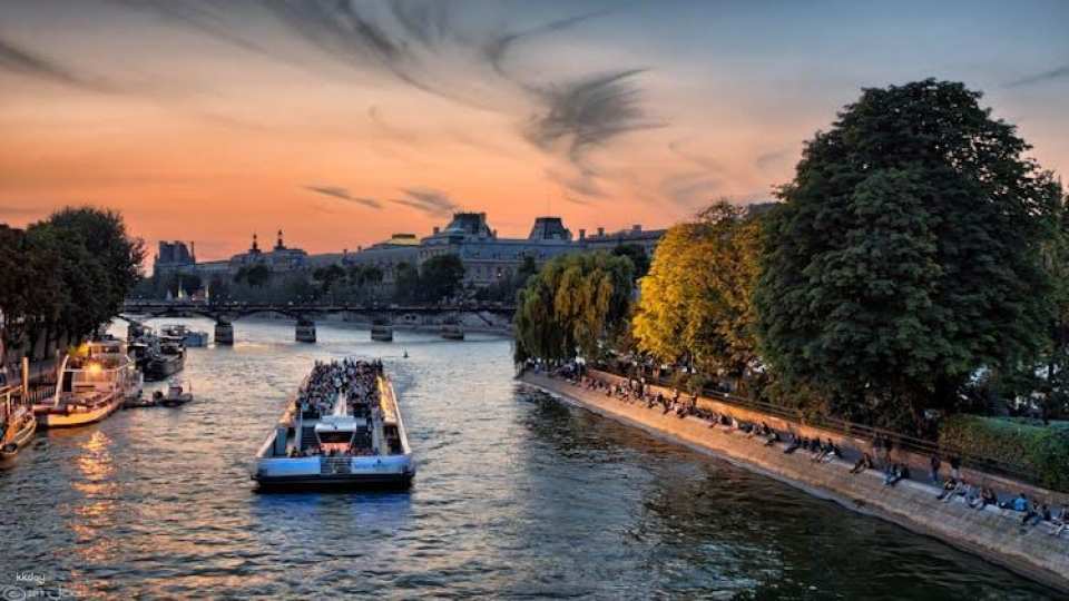 Sightseeing cruise on the Seine