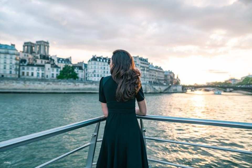 Sightseeing cruise on the Seine