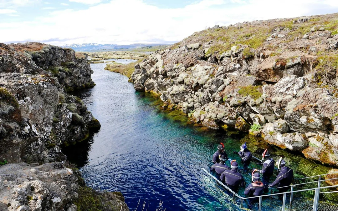 Silfra: Snorkeling or scubadiving between two continents tour with photos Image 2