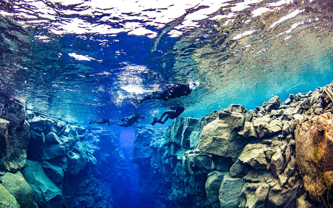 Silfra: Snorkeling or scubadiving between two continents tour with photos Image 3