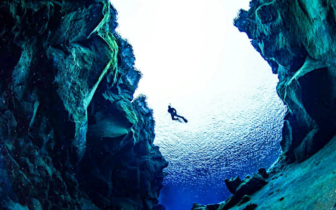 Silfra: Snorkeling or scubadiving between two continents tour with photos Image 5