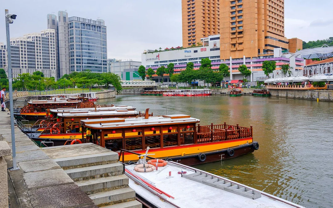 Singapore River Cruise + Chilli Crab and Seafood Experience Image 6