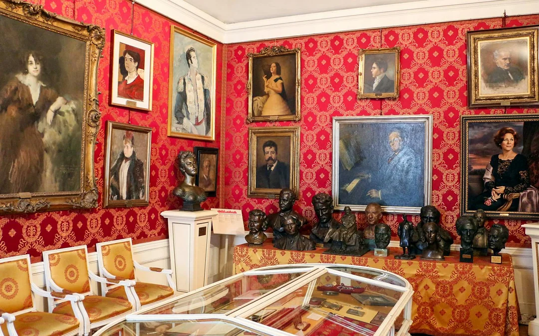Skip-the-Line Entry & Guided Tour of La Scala Theatre Image 5