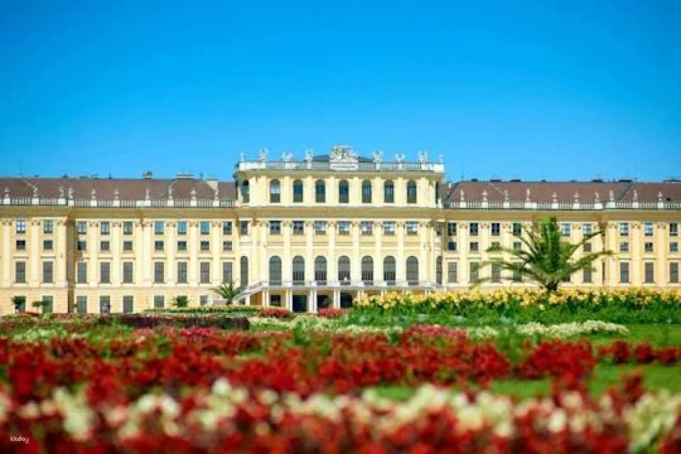 Skip-the-Line Schönbrunn Palace and Gardens with Guide in Italian