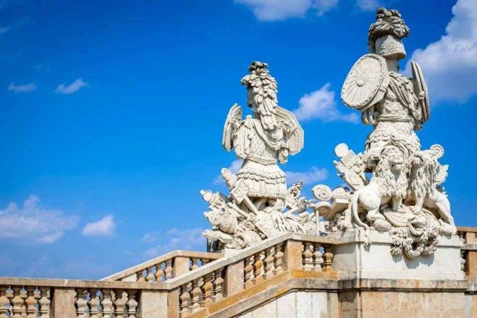 Skip-the-Line Schönbrunn Palace and Gardens with Guide in Italian