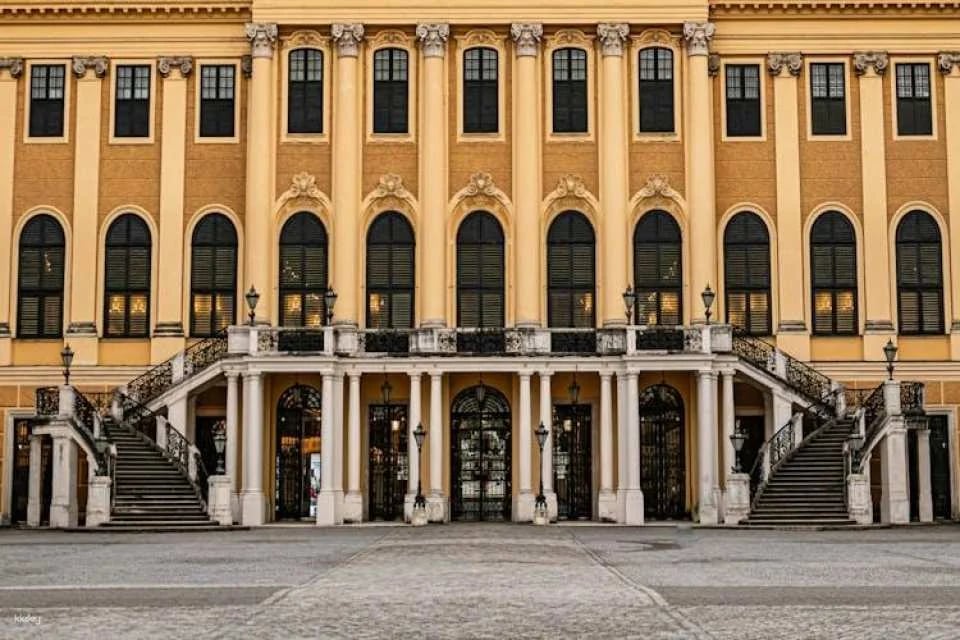 Skip-the-Line Schönbrunn Palace and Gardens with Guide in Italian