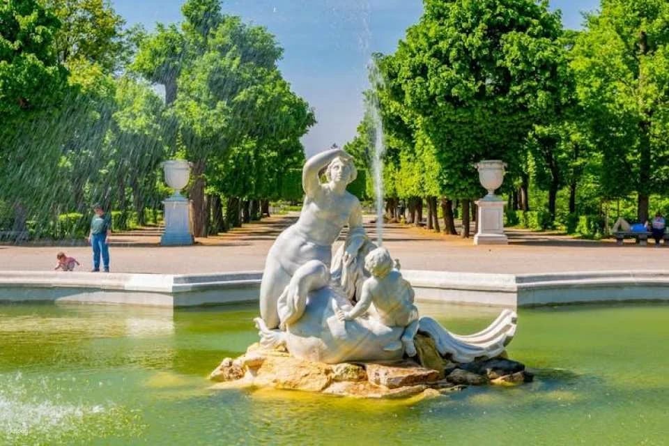 Skip-the-Line Schönbrunn Palace and Gardens with Guide in Italian