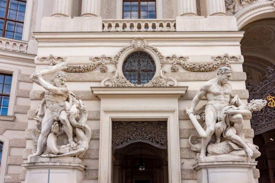 Skip-the-Line Sisi Museum, Hofburg and Gardens Tour Vienna in Spanish