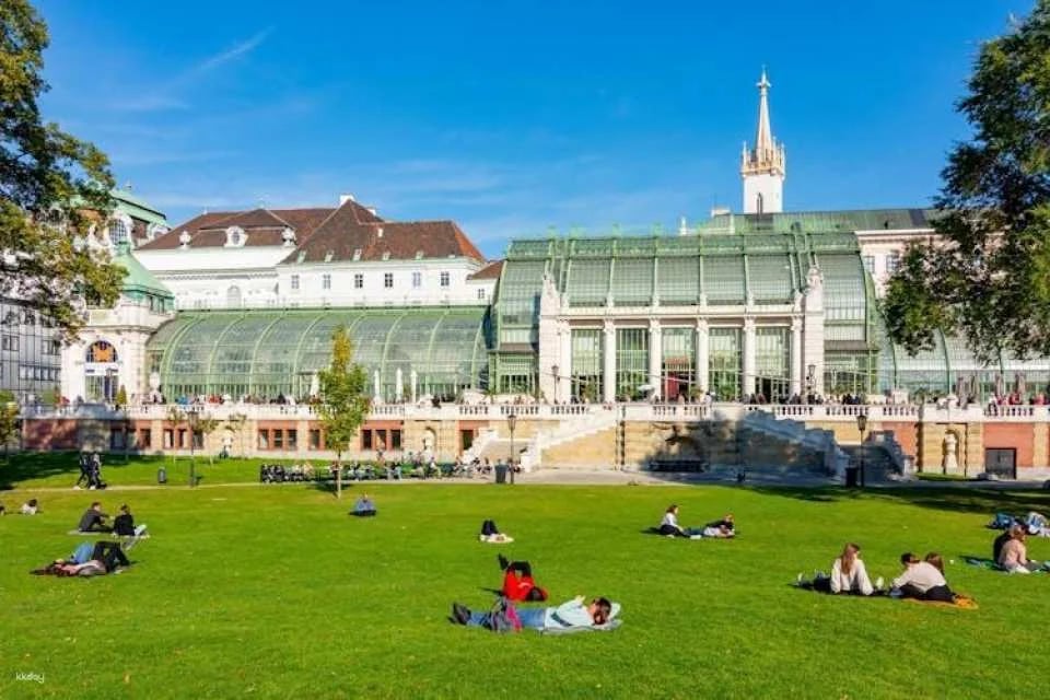 Skip-the-Line Sisi Museum, Hofburg and Gardens Tour Vienna in Spanish