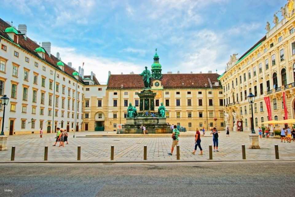 Skip-the-Line Sisi Museum, Hofburg and Gardens Tour Vienna in Spanish