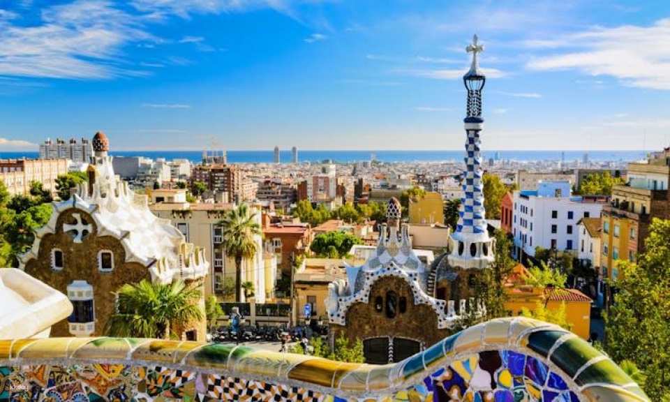 Skip-the-line Tickets and Guided Tour of Sagrada Familia and Park Güell with Transfer