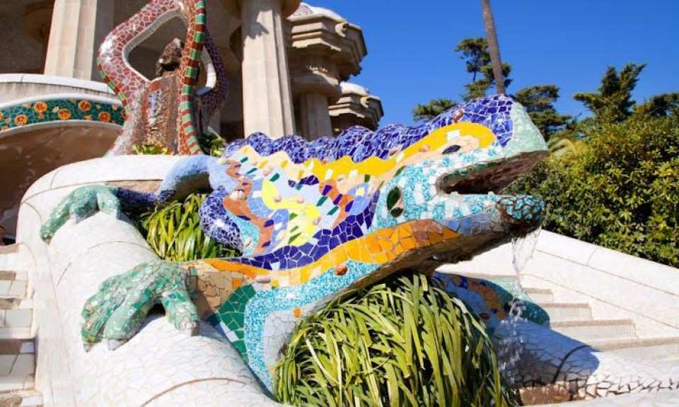 Skip-the-line Tickets and Guided Tour of Sagrada Familia and Park Güell with Transfer