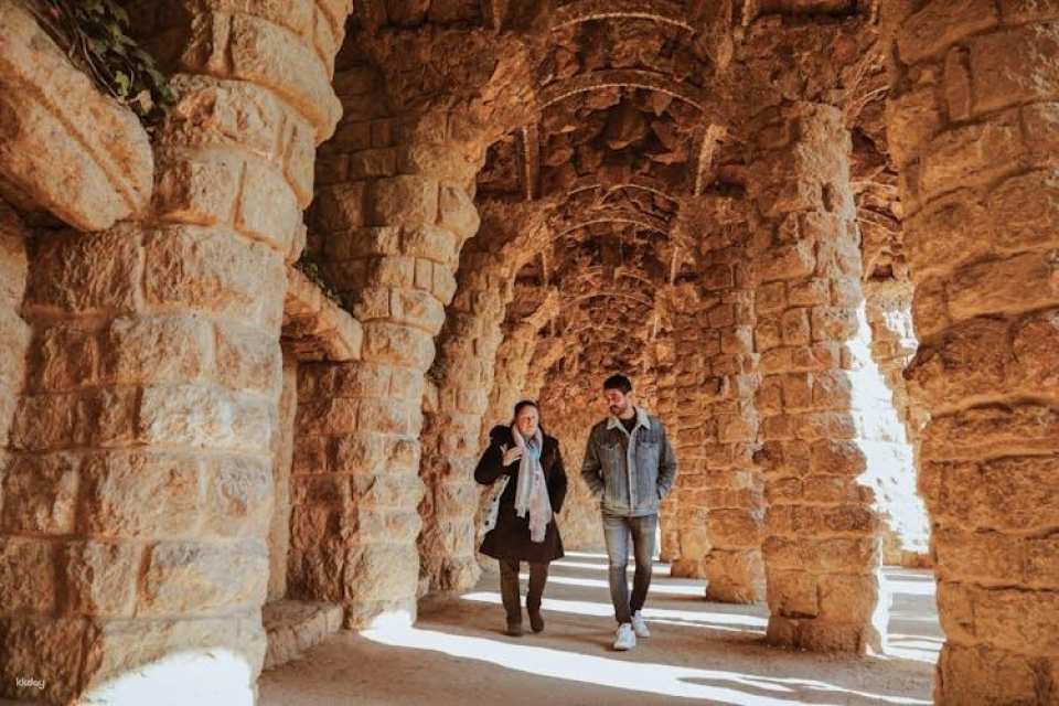 Skip-the-line Tickets and Guided Tour of Sagrada Familia and Park Güell with Transfer