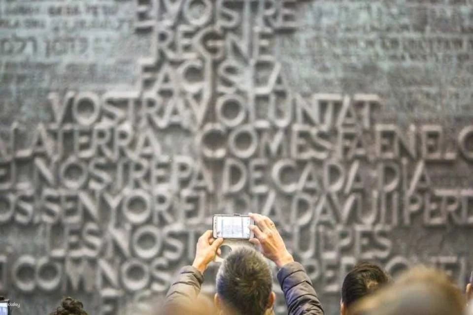 Skip-the-line Tickets and Guided Tour of Sagrada Familia and Park Güell with Transfer