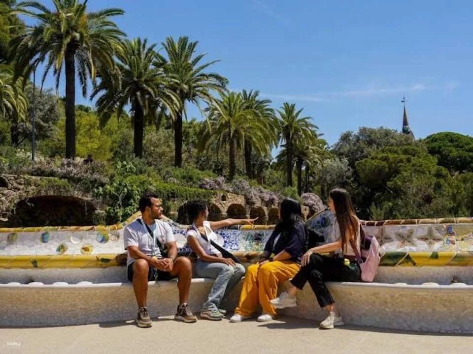 Skip-the-line Tickets and Guided Tour of Sagrada Familia and Park Güell with Transfer