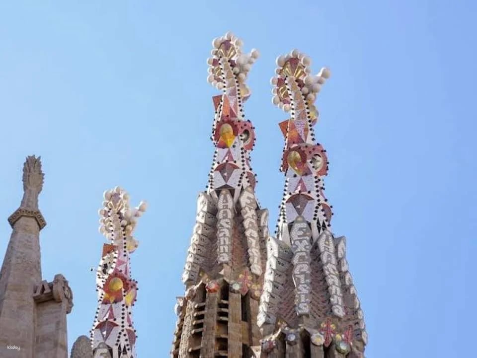 Skip-the-line Tickets and Guided Tour of Sagrada Familia and Park Güell with Transfer