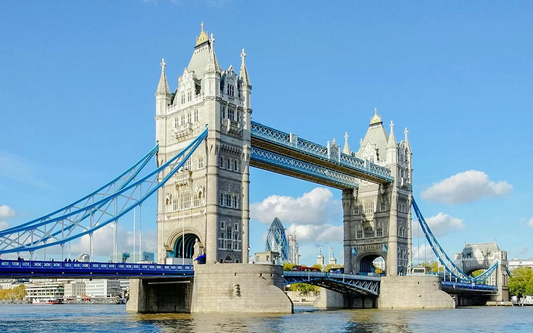 Skip-the-Line Tower Bridge Tickets and Tower of London Early-Access Guided Tour with Beefeater Opening Ceremony Image 1