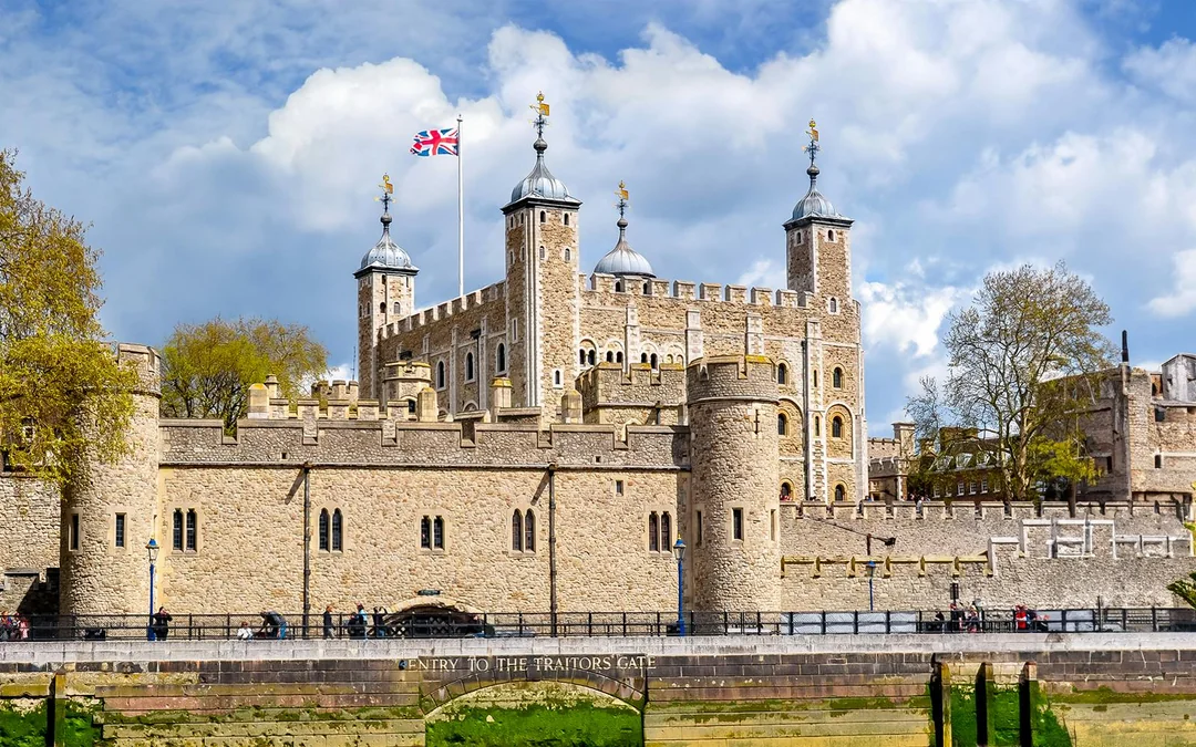 Skip-the-Line Tower Bridge Tickets and Tower of London Early-Access Guided Tour with Beefeater Opening Ceremony Image 3
