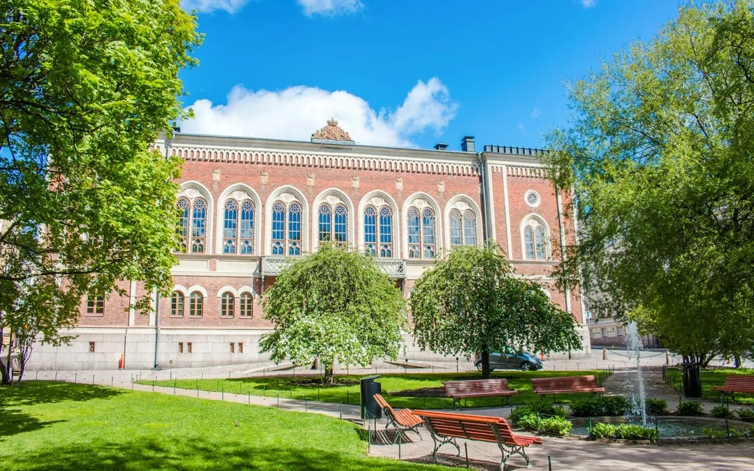 Skip-the-line Uspenski Cathedral Helsinki & Old Town Tour Image 8