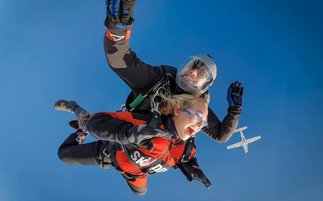 Skydive Switzerland Tickets: Tandem Skydive from 13,000 Ft Image 4